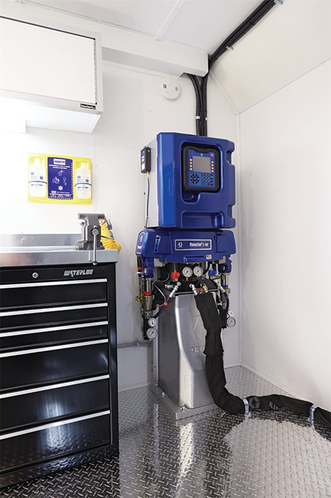 Reactor 2 E-30 Dosier-Komplettgerät, Probler P2-Pistole, beheizter Schlauch mit Verschleißschutz, 15 kW, 230/400 V