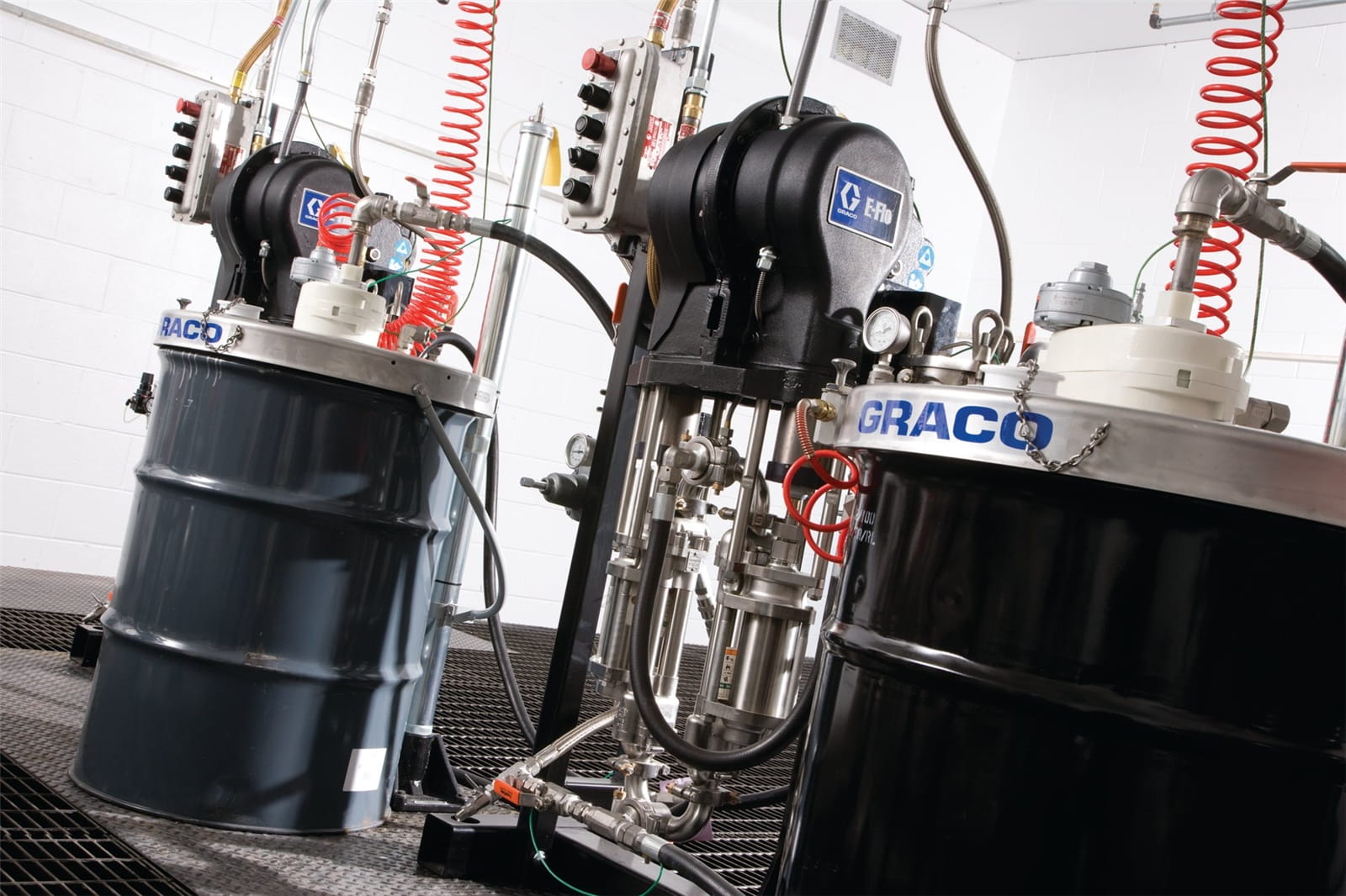 Elektryczna pompa obiegowa z 4 kulkami E-Flo, 230/400 V, 3 KM, ATEX, 1500 cm³, otwarta miska olejowa, tłok/cylinder Ultralife, Tri-Clamp, stelaż