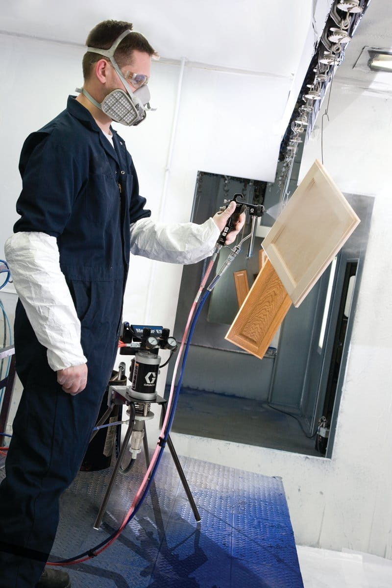 Sistema completo Mercury ES 15:1 asistido por aire, caudal de material: 1,5 l/min (0,4 gal/min), montaje estándar, pistola PerformAA 15, acero recubierto.