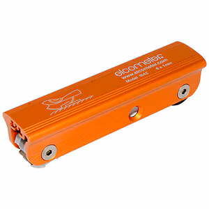Rechteckige Aufbewahrungsbox des Elcometer 1542 Basis Sets für Gitterschnittprüfung, mit Elcometer Logo und Schriftzug auf dem Deckel sowie seitlichen Verschlüssen