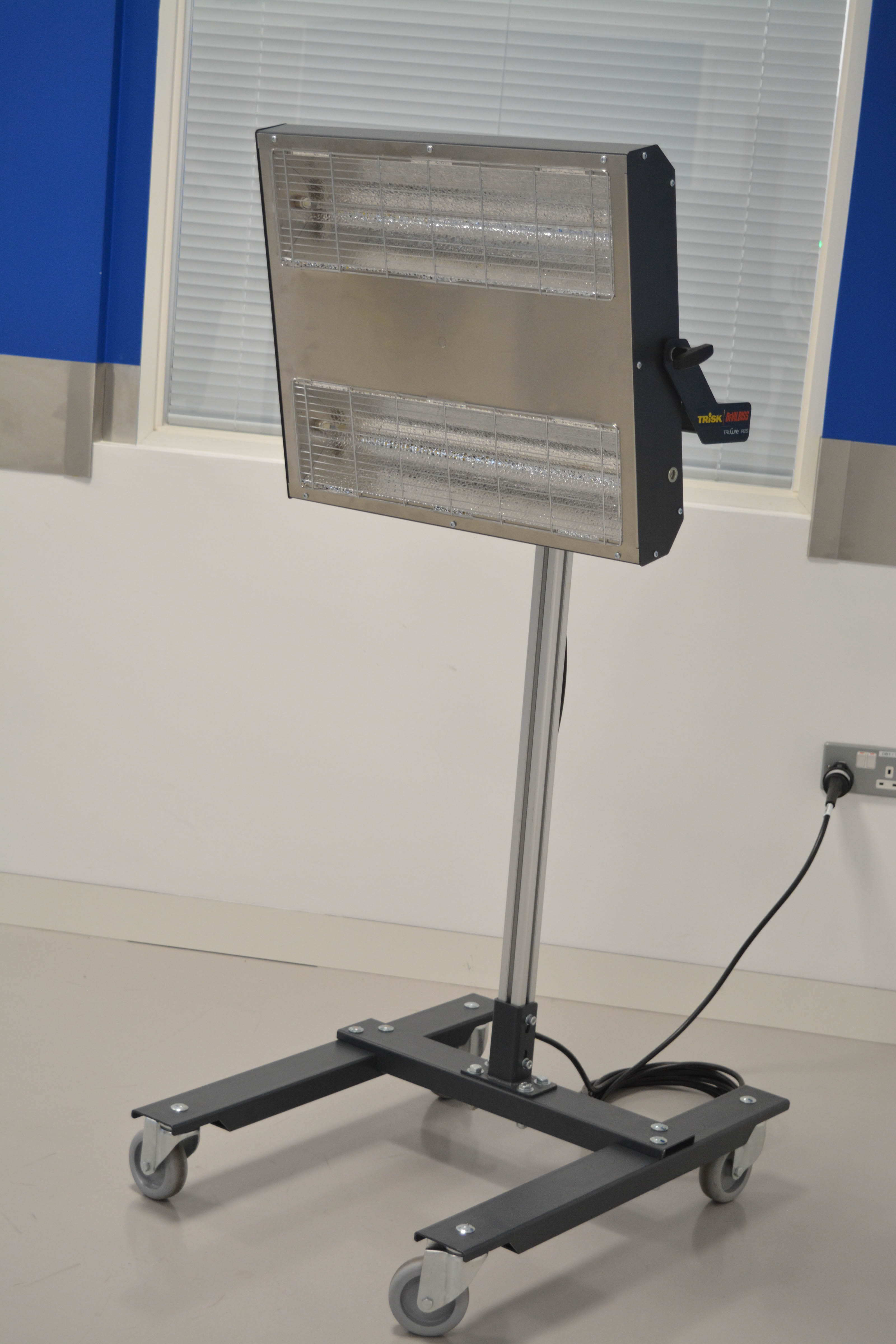 Tru-Cure IR3S (Mobile 3-Lampen-Einheit mit geringer Stellfläche)
