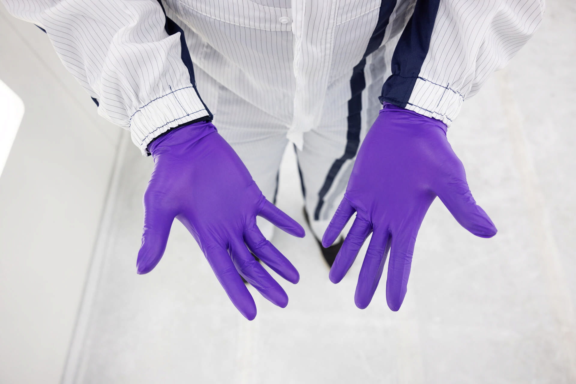 Finixa Nitrile Disposable Gloves, Purple – Size L, 100 pcs.